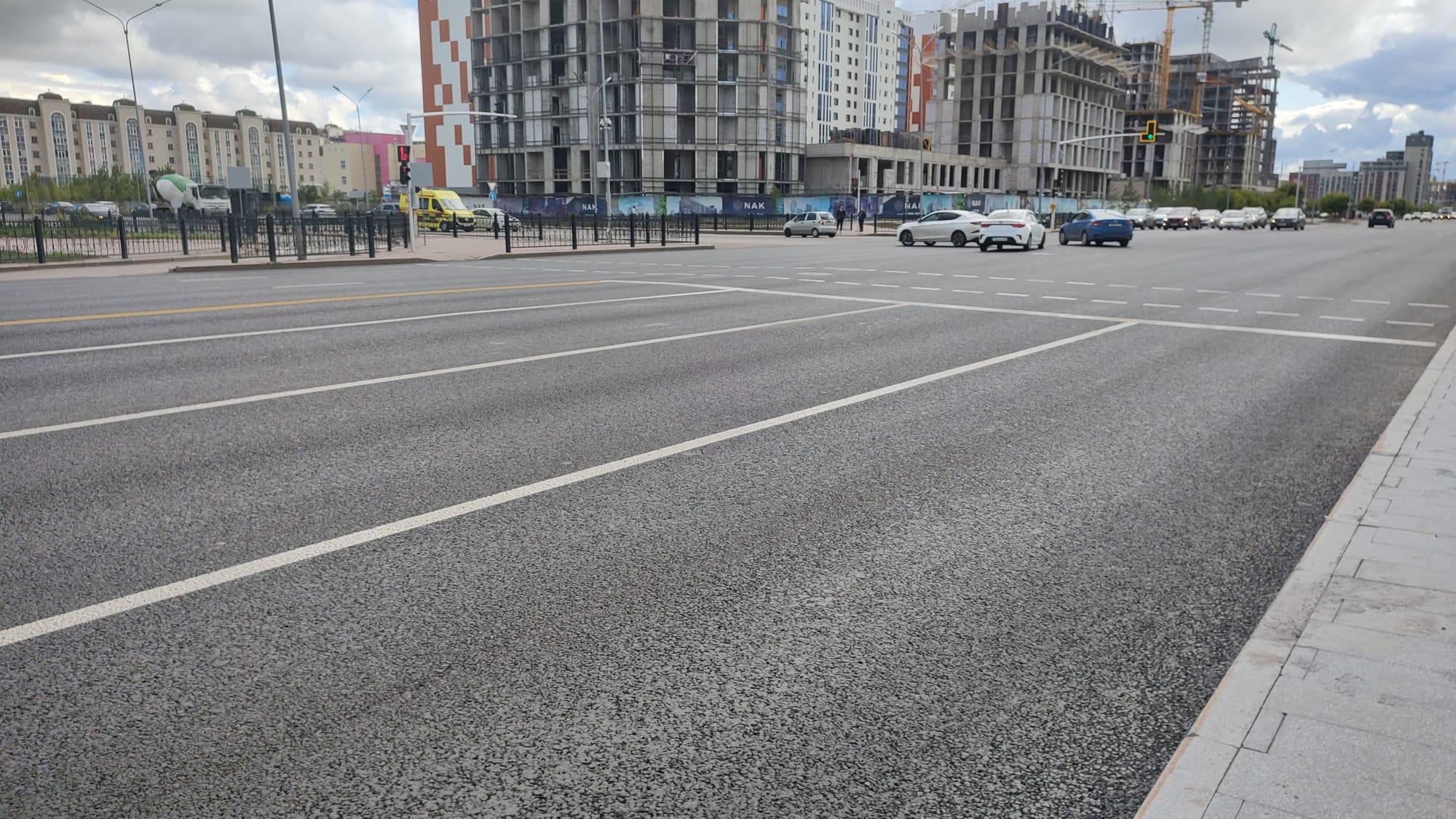 Нанесение разметки на готовое покрытие проспекта Мангилик Ел