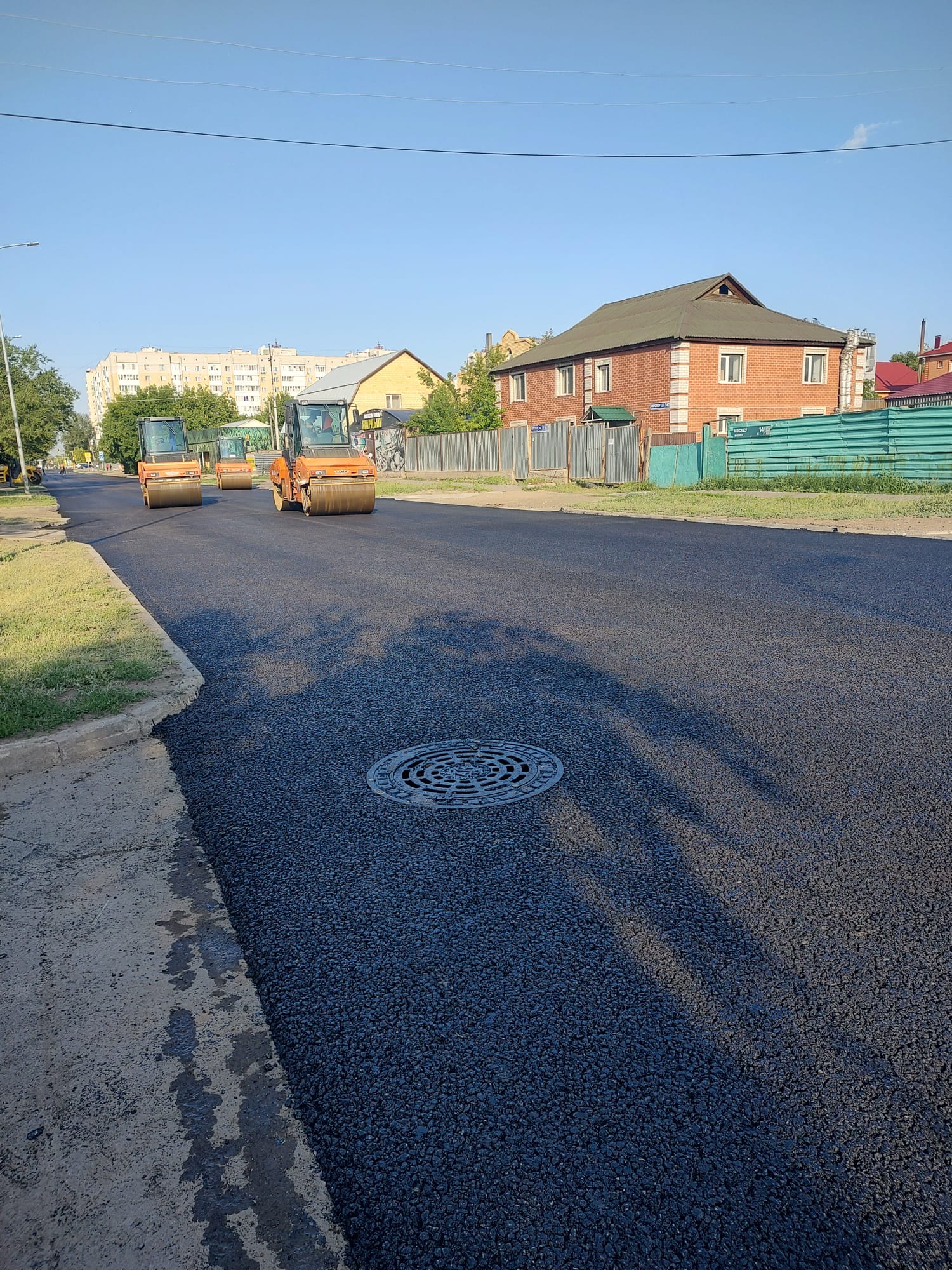Готовое покрытие улицы Московской с люком после укладки