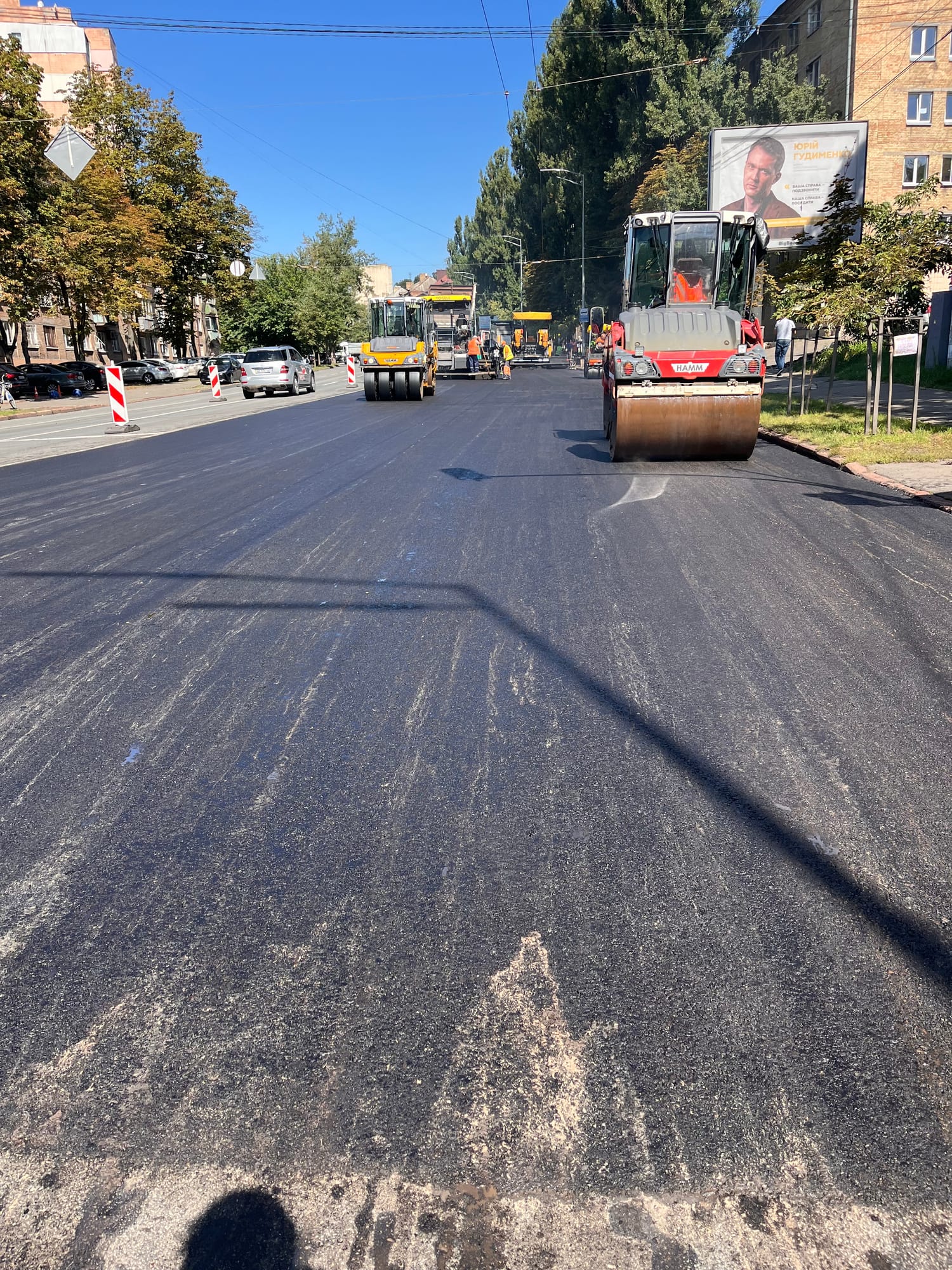 Каток при уплотнении свежего слоя МЗ А-20 на улице Михаила Бойчука